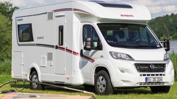 Полуинтегрирани (наричани още нископрофилни). Те са подобни на предишните, но - това не е шега - без тавана и поради тази причина често са оборудвани с падащо легло, което се спуска отгоре над трапезарията маса. В крайна сметка това са превозни средства, при които трябва да сте готови на компромиси. Но те все още са отлично решение както за двойки, така и за малко по-големи екипажи и почти винаги могат да се похвалят със задно товарно отделение - "гараж". 

Той ви позволява да съхранявате външни маси и столове, велосипеди, спортно оборудване или дори скутер (в това случай, внимавайте да не надвишите максимално допустимото общо тегло). Този тип кемпер се предлага и с намалена ширина: средно положение между микробусите и стандартните превозни средства, което улеснява паркирането и подобрява пъргавината. Цените варират от 50 000 евро нагоре.