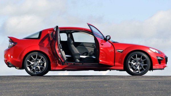 Ако моделът на Saturn е предназначен изключително за американския пазар, Mazda RX-8, който дебютира по същото време, се предлага по цял свят. Тази "японка" има ефектен външен вид и 1,3-литров роторен двигател с 231 к.с. Особено впечатление правят здадните врати, които също се отварят срещу посоката на движение. Отсъствието на B-колони не пречи на RX-8 да издържи всички краш-тестове.