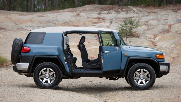 Когато става въпрос за SUV със сериозни възможности здравината на каросерията е особено значение, така че инженерите на Toyota е трябвало да положат доста усилия при създаването на FJ Cruiser. Той е трябвало да наподобява Land Cruiser FJ40 от 60-те години, но в случая B-колоната е &bdquo;ампутирана&ldquo;. Ако се съди по факта, че моделът се задържа на конвейера от 2006 до 2017 г., японците са се справили добре.