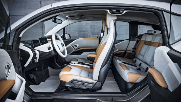 Подобна е ситуацията и с първия сериен електрически автомобил от Мюнхен. При него обичайните B-колони липсват, като има много широки L-образни задни стойки. Този модел на BMW се произвежда вече девета година и успя да си спечели място в &bdquo;Залата на славата&ldquo; на автомобилната история. А смелите дизайнерски решения, реализирани от екипа на Адриан ван Хойдонк, само засилват позициите на електромобила.