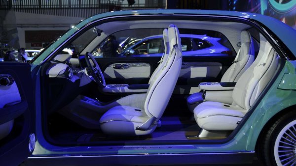 Китайските производители също използват подобен подход, като по-рано тази година компанията Great Wall представи концептуалния модел Futurist. Външността на този седан, който няма средни стойки, е дело на бившия дизайнер на Land Rover &ndash; Фил Симънд. Напълно възможно е този автомобил да се появи в серийно производство под един от дъщерните брандове на китайския концерн - Wey или Ora.