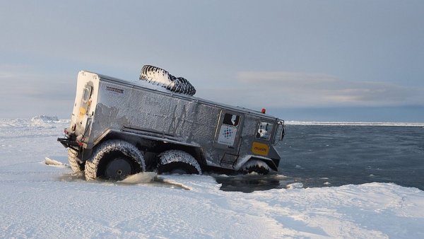 Бурлак се произвеждат от компанията "Вездеходы Бурлак", базирана в Курган - градче недалеч от Тюмен в западен Сибир, на около 2100 км от Москва. Нещата започнаха с един прототип през 2016 година, който бе тестван в Байдарацкия залив на Северния ледовит океан, после изкачи най-високия връх на Уралските планини, и накрая хвана окото на организаторите на една латвийска полярна експедиция, които с него успяха да се доберат до остров Белий в Карско море. Направиха го за рекордно кратко време. 