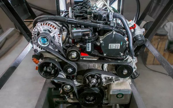 Задвижването е поверено на 4-цилиндров дизелов двигател с обем 2.8 литра, който не е руски, разбира се, а идва от американската Cummins. На практика това е същият агрегат, използван в някои версии на продавания и в България ван ГАЗ Газель. Този агрегат развива до 70 км/ч максимална скорост по суша. Мощността е скромна - 150 конски сили, но въртящият момент от 360 Нм е напълно достатъчен за всякакви изпитания. 
