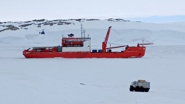 Както подобава на автомобил за полярни експедиции, запасите от гориво на борда са внушителни: двата серийни резервоара побират общо 400 литра, а по желание можете да поръчате и допълнителен, с обем още 320 литра. С това количество дизелово гориво можете гарантирано да изминете 2000 километра. 