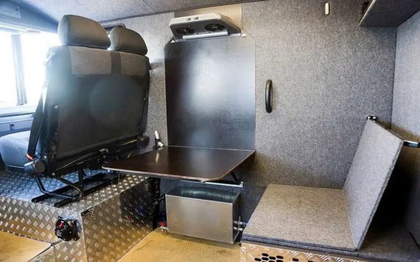 За да влезете в Бурлак, трябва да се качите по стълбичката и да отворите вратата към "жилищния" модул - отделна шофьорска врата няма, защото кабината реално е над предната ос. Иначе управлението, приборите и таблото са същите като в ГАЗ Газель. Само емблемата върху волана е подменена с тази на Бурлак. 
Зад седалките има зона за хранене, която представлява стоманена масичка със стоманена пейка. 
