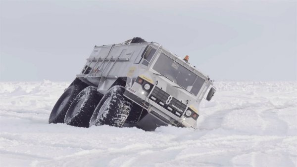 Бурлак не може да се движи по асфалтови пътища, за което ви предупреждава една строга лепенка върху таблото. Едната причина е, че колата е широка 2.90 метра - доста над позволения стандарт, и трябва да се маркира като извънгабаритна при превозване. Втората причина е, че специалните гуми за офроуд и сняг няма да издържат дълго върху асфалтово покритие. 
