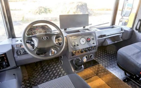 Всички истински офроудъри имат сериозен луфт на волана, но тук той бие рекордите - в първия половин оборот не се случва абсолютно нищо. Иначе руски журналисти, които тестваха машината, твърдят, че управлението е леко. 
