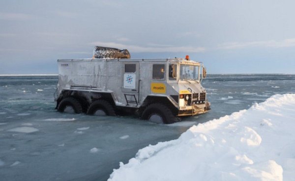 Понеже е създаден с мисъл за тюменските блата, Бурлак е напълно способен да преодолява и дълбоки водни препятствия - просто като ги преплава. Огромните колела осигуряват достатъчно плаваемост, а зъбите на протектора им могат да придвижват машината по вода със скорост 2-3 километра в час. Компанията предлага като допълнителна екстра монтирането на гребен винт, който увеличава плавателната скорост до 6 км/ч. 
Не се препоръчва обаче преодоляването на бързи планински реки - Бурлак е податлив на странично преобръщане. 