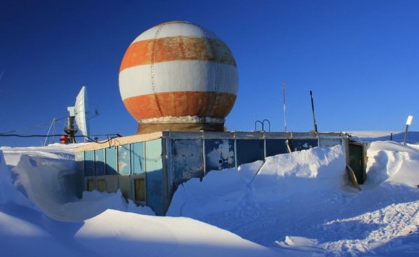 Неотдавна един изпитателен Бурлак, превозен до Антарктида, счупи рекорда за достигане от полярната станция Прогрес до станция Восток: той измина 1350-километровото разстояние между двете само за два дни и половина. Станция Восток (на снимката) се намира на т. нар. "полюс на студа", където през 1983 бе измерена най-ниската температура на планетата - минус 89.2 градуса по Целзий. Станцията е на височина 3488 метра над морското равнище, но това изобщо не попречи на Бурлак. 
