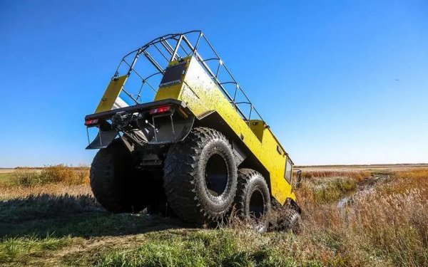 Бурлак има няколко различни версии - от стандартната "експедиционна" с жилищна секция (която включва четири пълноценни койки за спане), до кран с монтирани манипулатори. Основен клиент за автомобила са нефтените компании. 
