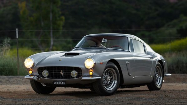 Батиста "Пинин" Фарина рисува очертанията, Серджо Скалиети ги извайва от метал. Партньорството между двамата гении е родило няколко от най-ценените автомобили за всички времена, включително и Ferrari 250 GT SWB от 1959. Победител в своя клас в Льо Ман, то е с 20 см по-късо от обикновените 250 GT, и има наистина съвършени пропорции.
