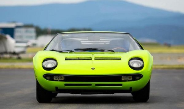 Една от най-желаните коли за всички времена е създадена всъщност от няколко двайсетинагодишни младежи без особен опит: дизайнерът Марчело Гандини, конструкторът Джампаоло Далара и тестовият пилот Боб Уолъс. Дори и самата компания, която я пуска на пазара, е на по-малко от три години. Но от младежкия ентусиазъм има полза: Miura е първият суперавтомобил в историята, и модел за подражание за стотици
