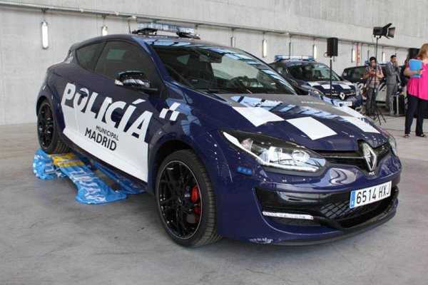 През лятото на 2014 г. общинската полиция на Мадрид придоби два Renault Mégane RS, един от най-радикалните хот-хечове за времето си. Автомобилът има мощност от 265 к.с. и първоначалната му цена беше приблизително 30 000 евро.
