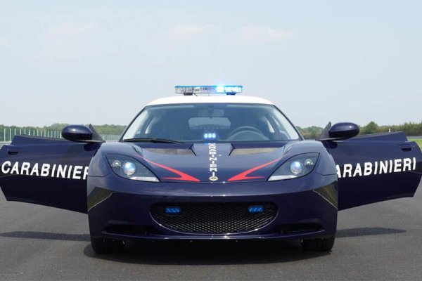 Lotus е марка, предпочитана от италианските органи на реда. Ето защо карабинерите успяха да се насладят на две бройки Lotus Evora S в началото на десетилетието. Кола, която не е особено практична, но е много забавна, отчасти благодарение на V6 двигателя си с мощност 350 к.с.
