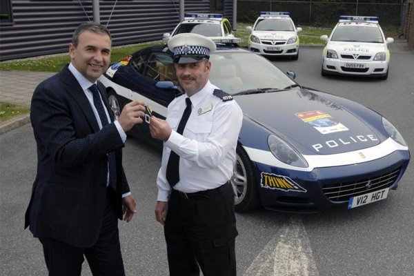Може ли без Ferrariа в този списък с полицейски автомобили? Най-любопитното обаче е, че британските, а не италианските органи на реда се сдобиха с 612 Scaglietti. Само да го видите в огледалото за обратно виждане ще ви уплаши.
