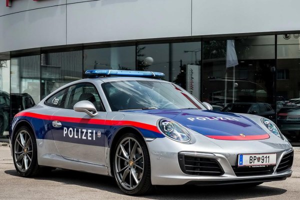 Австрийската полиция сигурно се забавлява страхотно, карайки Porsche 911 по планинските пътища. Това Porsche обаче е създадено да се бори със злото. 911, което може да се класифицира като "базово", тъй като е версия Carrera, с мощност 370 к.с. от своя 3-литров шестцилиндров боксерен двигател.
