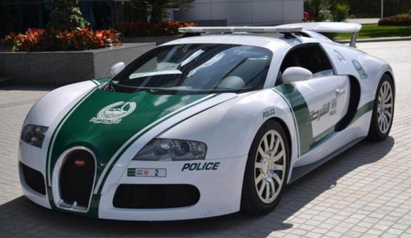 Това е най-бързата полицейска кола в света. Или ако не е, поне една от най-бързите. Разбира се, това е Bugatti. Истински Veyron на служба в полицията на Дубай, една от най-богатите полицейски сили на земята. Странно е обаче да го видите в типичната полицейска ливрея, нали?
