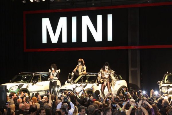 Четири Mini Countryman изрисувани в стила KISS. Създадени са с благотворителна цел за децата на Япония, пострадали от земетресението и последвалото опустошително цунами.