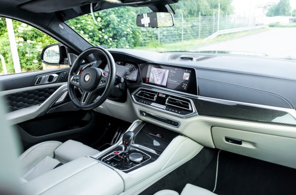 За модернизацията на интериора се казва само, че студиото е готово да изпълни всички желания на купувача по отношение на избора на нюанси, материали и техните комбинации.
