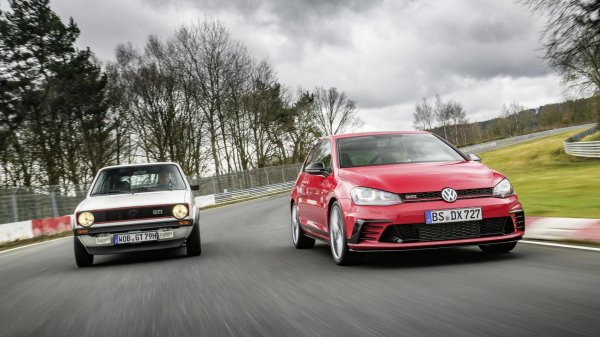 Преди буйната еволюция на Honda Civic Type R и Renault Megane RS, точно VW беше марката, която държеше рекорда на Северната дъга за коли с предно предаване. Чрез GTI Clubsport S &ndash; без задни седалки, със сликове и окачване, настроено специално за неравните участъци на трасето в планината Айфел. Както се оказа, този вариант на Golf се представя много добре навсякъде другаде, но това едва ли е изненада.

