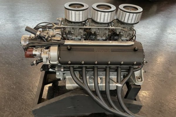 Днес двигателите с работен обем под 1.5 литра са или с 4 цилиндъра, или, все по-често, само с три. Но когато през 1947 легендарният Джоакино Коломбо създава първия собствен двигател на Ferrari, неговите 1497 кубически сантиметра са разпределени между 12 цилиндъра, разположени V-образно. 
