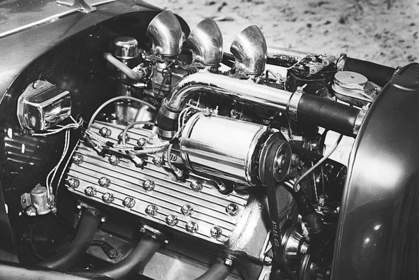 "Плоскоглавият" V8 на Ford е давал живот на всичко: от болиди, атакуващи наземния рекорд за скорост, до френски бронетранспортьори. Животът му започва под капака на Ford Model 18 още през 1932 година, и продължава до началото на 50-те години. Но и до днес е търсен, особено в рамките на hot rod индустрията. 
