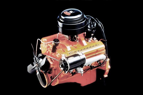 За нас в Европа наименованието Small Block звучи малко подвеждащо, защото "малкият блок" всъщност се отнася до двигатели, чийто обем достига 8.4 литра. Но това е, за да го отличава от още по-големите Big Block двигатели на GM. 
Оригиналният small block се появява през 1954 и остава в производство до 2003, а от 1997 до ден-днешен се прави модерната LS версия. 