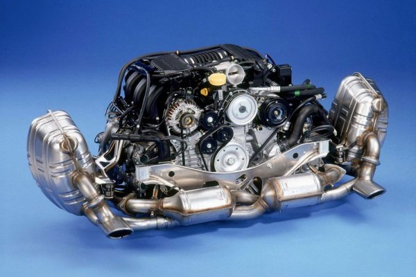 За последните 60 години този двигател претърпя безброй еволюции: от въздушно до водно охлаждане, от карбуратор до директно впръскване, от атмосферно до принудително пълнене, от един до два вала, и от 110 до над 850 конски сили. Но това са именно еволюции: на практика шестцилиндровият боксер, който Porsche произвежда днес, е директен потомък и член на същото семейство, основано от първия Type 901/01 с работен обем 1991 куб. см от 1964. 

