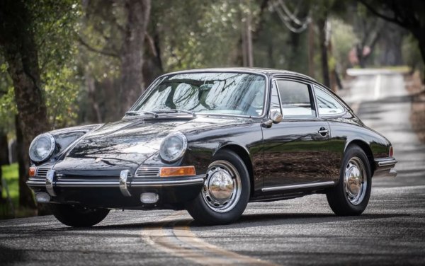 Може доста да се спори дали боксерът е най-практичната конструкция за автомобилен двигател. Но в Porsche държат на традицията и извличат от нея възможния максимум вече повече от половин век. 