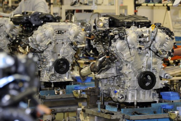 Представена през 1994, VQ е серия от V6 двигатели на Nissan с алуминиев блок и глава, два горни вала (DOHC) и иновативната система за последователно директно впръскване на японците (MPFI). VQ моторите бяха включени в рекордните 14 години поред в наградите на Wards Auto за най-добри световни двигатели. Продължават да се произвеждат и днес, но не се предлагат в Европа. 