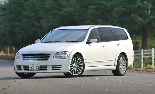 С работен обем между 2.0 и 4.0 литра, тези агрегати са монтирани в близо сто различни модела, включително Nissan 350Z, 370Z Nismo, Skyline, Pathfinder, Patrol, Murano,  Altima, Frontier, Xterra, Maxima, в състезателните версии на Skyline GT-R и Fairlady Z JGTC, в Infiniti G35, M35, FX35, QX60, Q50 и Q60, и даже в коли като Renault Safrane и Latitude, Suzuki Equator, Samsung SM5 и Autech Axis (на снимката). 