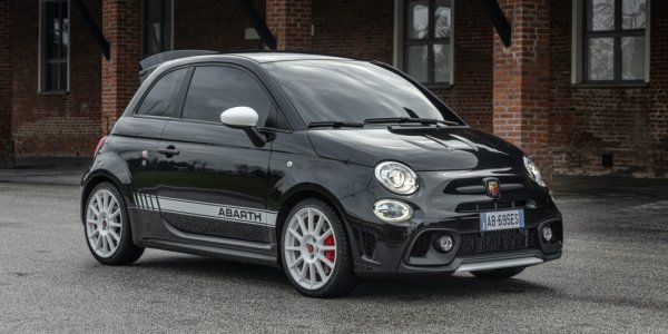 Необичайният хот-хеч Abarth 695 е най-добрият модел в гамата на марката, фокусирана върху производителността и неговата мощна производителност. Спортен стил и ексклузивни модели с ограничени серии предлагат уникално изживяване при шофиране и притежание. Като се има предвид това е жалко, че хот-хечът е широко описан като остарял и скъп. Автомобилът с три врати със сигурност не е най-практичният хотхеч на пазара и някои рецензенти твърдят, че можете да се забавлявате също толкова много в по-комфортния Ford Fiesta ST за хиляди паунда по-малко.