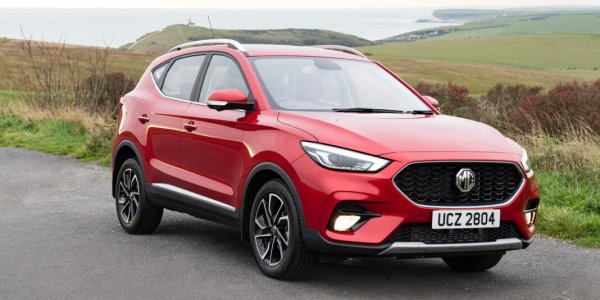 MG постигна успех в продажбите през последните години, като бензиновият MG ZS беше водещ в това отношение, но рецензентите в медиите не бяха толкова мили като клиентите. Една от положителните страни на MG ZS е неговата седемгодишна гаранция за нов автомобил и този бюджетен SUV наистина има достойнства, предлагайки добра начална цена, много по-ниска от конкурентите. Въпреки това MG отново е надминат от Dacia Duster, който е по-добър вариант в много отношения и то на по-ниска цена. Подобно на супермини MG 3, MG ZS получи критики от медиите за евтиното си качество на изработка, лош рейтинг за безопасност и по-ниско качество на двигателя. В обобщение, това е добра цена, но не е наистина добра кола.