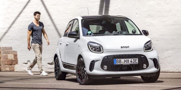 EQ Forfour страда с много от същите заболявания като Fortwo – има малко място в багажника и слаб обхват на батерията и просто не се противопоставя много добре на други (със сигурност задвижвани с бензин) опции за градски автомобили като Hyundai i10 или Volkswagen Up. Очевидно има повече място в кабината, отколкото в по-малкия EQ Fortwo и е много пъргав в тесни градски зони, но от гледна точка на съотношението цена-качество това е компактният EV с най-ниска оценка, който можете да закупите днес. 