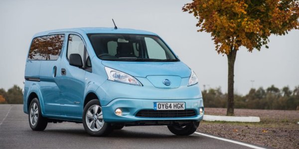 Изцяло електрическият седем местен автомобил по същество е модифициран товарен ван. Nissan e-NV200 Combi със сигурност не е един от най-удобните пътнически превозни средства, които можете да закупите и в момента е най-ниско класираният автомобил, който все още се продава в целия Expert Рейтингов индекс. e-NV200 Combi съществува от 2014 г. и прекара по-голямата част от производствения си живот в отделна категория. Това се промени тази година с пристигането на Vauxhall Combo-e Life/Peugeot e-Rifter/Citroën ë-Berlingo, които са много по-изтънчени. Nissan скоро ще бъде „спасен“, като бъде заменен от изцяло нов модел, наречен Townstar. Особена критика отнася за лошите стандарти за безопасност и обхвата на батерията.