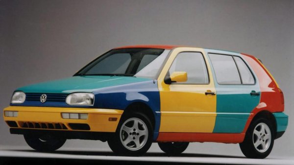 Сериозно. Специалната версия на Golf 3 от 90-те дойде с легендата, че в завода са произвели четири основни версии на колата, след което са започнали да им разменят панелите докато се получи този резултат. Няма как да го пропуснете на улицата, нали?

