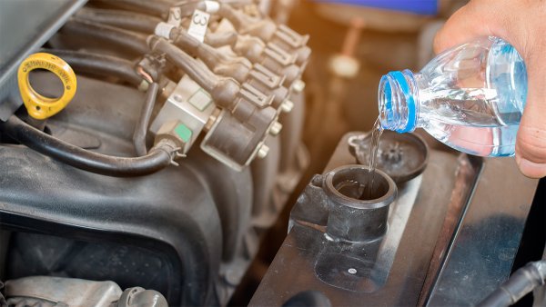 Друга сериозна грешка е неправилната поддръжка на този радиатор. Факт е, че малко съвременни шофьори се занимават с редовна подмяна на антифриза в охладителната система. По правило обаче течността &bdquo;работи&ldquo;, докато не загуби свойствата си за не повече от две или три години. След това започва да се разваля охладителната система, тъжният резултат е редовното образуване корозия на радиатора.

Добавяне в радиатора на вода вместо антифриз, за да се попълни нивото на охлаждащата течност, ако тя се изпари, също е грешка. Мнозина правят това или от съображения за икономичност, или от елементарен мързел. Водата в охладителната система също причинява корозия и дори появата на котлен камък в радиаторните тръби, което със сигурност ще доведе първо до отказ на този агрегат и в резултат до по-сериозни проблеми със самия двигател. 
