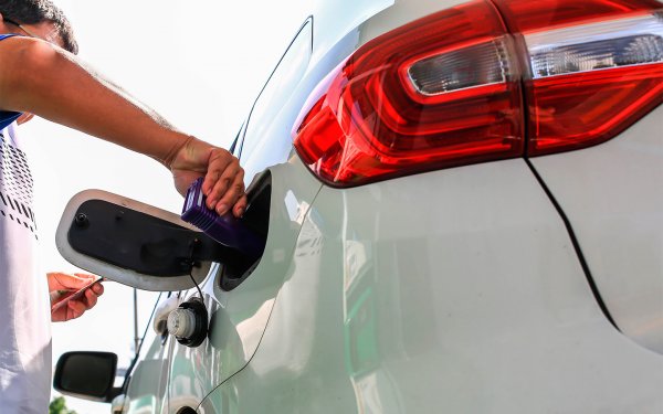 Това са съединения, които могат да навредят на двигателя. Разбира се, има тонове добавки, които наистина са полезни за двигателя и помагат за отпушване на горивопроводите или изпускателната система. Много шофьори започват да наливат всичко в резервоара, просто преминавайки през инструкциите и дори не поглеждайки ръководството за употреба за собствената си кола. 