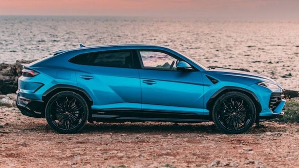 Стартова цена: 260 000 евро
Вторият SUV в историята на Lambo, след много интересното, но превърнало се във финансов провал LM002 от 80-те. Urus, който дълбоко под повърхността дели платформа с Bentayga, Cayenne, Q7 и дори с Volkswagen Touareg, напълно компенсира за неуспеха на предшественика си и донесе на компанията колосални печалби. За което допринасят и българските клиенти - само за първите седем месеца на тази година, у нас са регистрирани нови 21 бройки от Urus. Без да броим употребяваните. Всъщност моделът бие по продажби Alfa Romeo Stelvio. 
