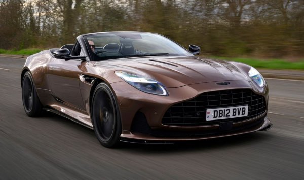Стартова цена: 275 000 евро
Суперкабриолетът на Aston има малко по-бавен покрив от Maserati MC20 Cielo (14 секунди вместо 12), а освен това е и по-бавен от 0 до 100 км/ч (3.7 секунди). Но пък има повече коне - 671, благодарение на 4-литровия си V8 от германската AMG. 
