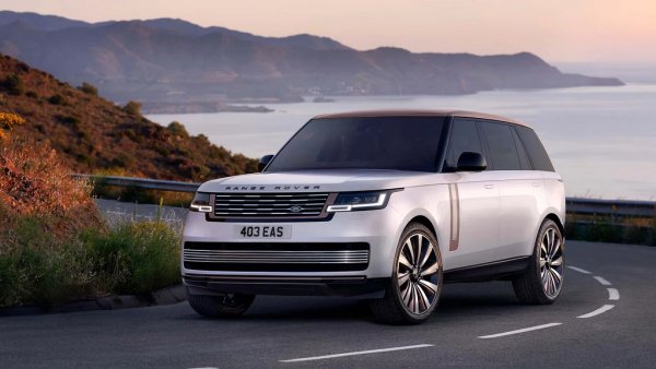 Стартова цена: 306 500 евро
Колкото и да е комфортен, стандартният Range Rover няма място в тази класацията. Но не така стоят нещата със специалната версия P540 SV Long - с удължена база, специални доработки от поделението Special Vehicle Operations, и 4.4-литров V8 с туин турбо и 540 коня максимална мощност. 
