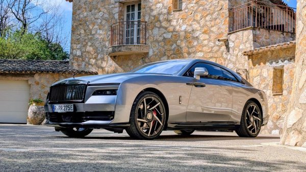 Стартова цена: 460 500 евро
Най-мощният и най-бързият сериен Rolls-Royce във вече 122-годишната история на британската компания. Версията Black Badge добавя няколко интересни функции, включително една, която в някоя по-пролетарска марка щеше да се нарича лаунч контрол. В България от началото на годината са регистрирани две бройки. 
