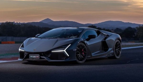 Стартова цена: 502 200 евро
Новият флагман на Lambo, дошъл да замени Aventador, е вече плъг-ин хибрид, но без да се отказва от фантастичния 6.5-литров атмосферен V12. Трите електромотора само му помагат за общата комбинирана мощност от 1015 конски сили, и за ускорението от 0 до 100 км/ч за 2.5 секунди. Максималната скорост е над 350 км/ч. 
За седем месеца през 2026, в България са регистрирани цели шест броя Revuelto. 
