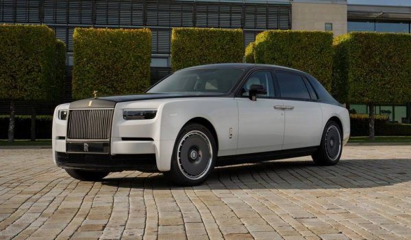 Стартова цена: 600 000 евро
Вече 101 години, откакто произвежда Phantom, Rolls-Royce го нарича "най-добрата кола в света" - и дори конкурентите не са оспорили това определение. А версията Еxtended Wheelbase, удължена с 22 см до почти 6 метра дължина, е върхът на гамата. Тук под капака е 6.75-литровият V12 на Rolls-Royce с 570 конски сили, но целта не е бързина или ускорение - целта е придвижването да става без дори помен от усилие. Естествено, при Rolls-Royce няма ценова листа. Сумата от 600 000 евро е възможният минимум, за който може да се купи тази кола - но нито един клиент не си е поръчвал Phantom, без да го индивидуализира, така че средната продажна цена по-скоро доближава милион. 
