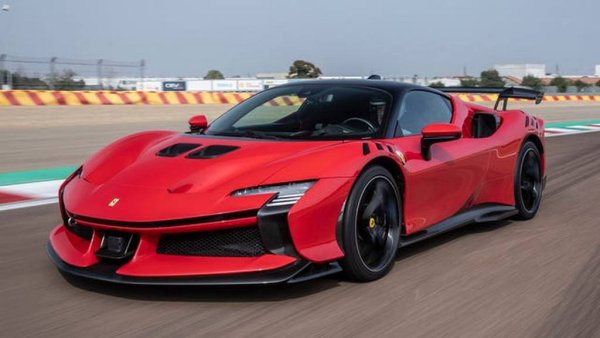 Стартова цена: 916 000 евро
Ferrari произведе лимитираната версия XX само в 799 бройки, две от които са регистрирани в България през 2026. Стартовата цена за Германия с включени данъци бе около 916,000 евро, но всъщност цялата производствена серия бе разпродадена авансово и днес цените втора ръка са осезаемо по-високи. SF90 XX Stradale разполага с 1030 конски сили от хибридната си система, ускорява от 0 до 100 км/ч за 2.3 секунди, и от 0 до 200 км/ч за 6.5 секунди. 
