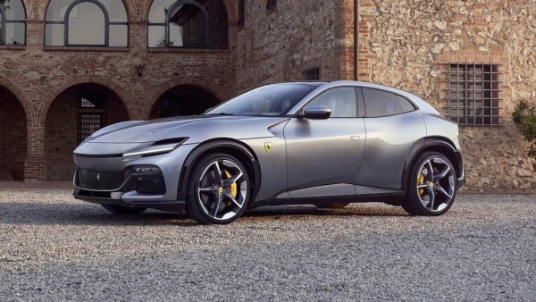 Стартова цена: 380 000 евро
Човек обикновено си купува Ferrari, за да се отличи от тълпата. Но с Purosangue, първия SUV на италианците, това не е чак толкова сигурно. Само за първите седем месеца в България са регистрирани 12 бройки, което прави тази кола по-честа гледка по пътищата от актуалните Kia EV9, Citroen Spacetourer или Renault Scenic. 

