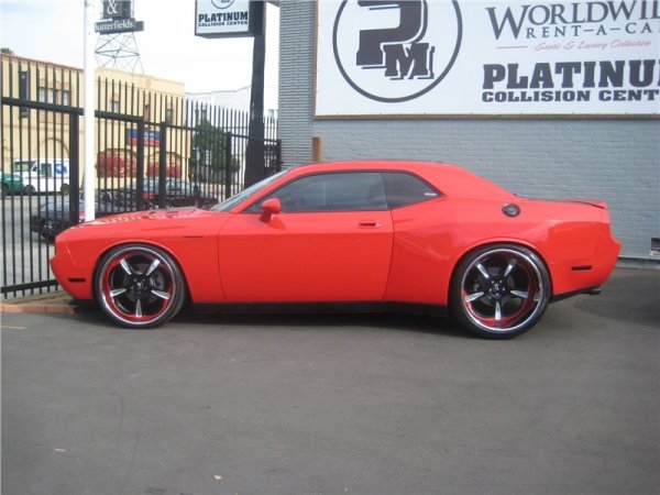Доработен Dodge Challenger с колела Forgiato