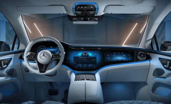 Седанът EQS е флагманът на електромобилите на германската марка, а салонът е дори по-специален от обновения екстериор. Във футуристичния модел ще откриете наистина масивен MBUX Hyperscreen, който е безспорно доминиращата характеристика.

Елегантният екран на таблото е с размери от наистина плашещите 56 инча, обхващайки цялата ширина между А-колоните. В аморфното и безшевно електронно табло има три отделни дисплея: 12,3-инчов цифров инструментален клъстер, 17,7-инчов OLED централен сензорен екран и 12,3-инчов дисплей за пътника.
