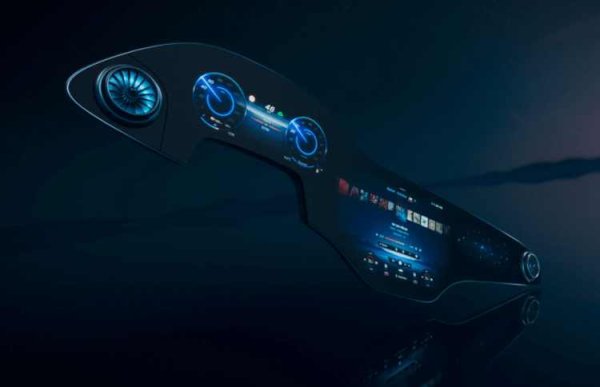 Яркостта на Hyperscreen се настройва автоматично спрямо условията на осветление в интериора. Неактивните пиксели на изображението остават изключени, докато активните OLED се показват в наситено черно. Това, което отличава хиперекрана, е неговата функционалност, задвижвана от изкуствен интелект. Той изучава навиците на потребителите и приоритизира съответната информация и контроли контекстуално, като минимизира объркващото многопластово прескачане през менютата.

Независимо дали използвате навигация, регулирате осветлението или пускате музика, системата предлага персонализирани предложения за оптимизиране на употребата. Няма съмнение, че в автомобилната индустрия днес няма нищо подобно на MBUX Hyperscreen.
