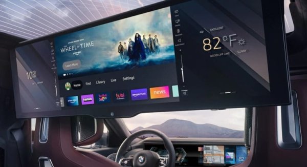 Ако предният извит дисплей не привлече вниманието ви, тогава 31,3-инчовият панорамен кино дисплей, който се спуска от тавана на i7, определено ще го направи. Този разгъващ се Theater Screen има Full 8K резолюция, 5G безжична връзка, възможност за стрийминг на 4K UHD и музика, забавление с игри, гледане на телевизия на живо или на изтеглени медийни файлове по ваш избор.

Той действа и като сензорен екран, който може да се плъзга напред или назад за оптимално гледане, и разполага с два чифта Bluetooth слушалки. Може да се управлява и чрез гласова команда или чрез двата 5,5-инчови сензорни екрана, вградени във вратите. Сенниците се повдигнат автоматично, а светлините се приглушават, когато екранът е разгънат. Само ходенето до тоалетна ще ви откъсне от него.
